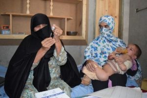 A local healthcare worker prepares a dose of IPV during the combined OPV/IPV immunization activities in Pakistan. Pakistan is using a combination of both IPV and OPV in campaigns to boost immunity against polio. WHO/S.Mughal