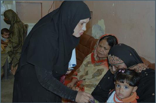 Nazneen helps to protect vulnerable children by ensuring that their parents know the importance of polio vaccines. © Emergency Operations Centre, Pakistan.