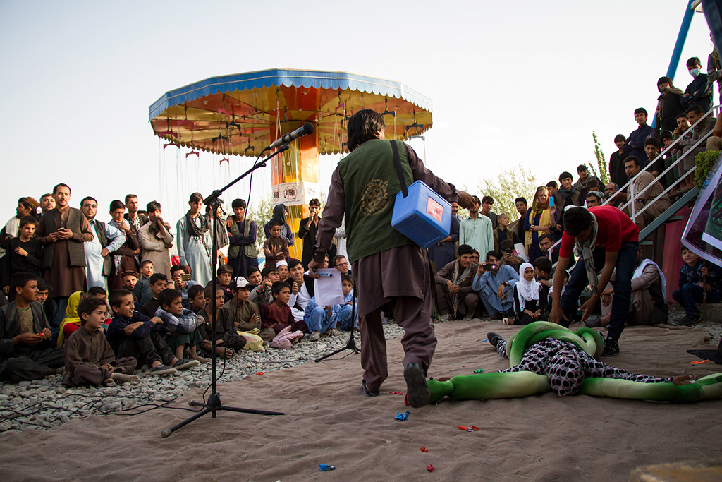 The mobile circus passed on vital health care and social messages, encouraging full immunization of every child. UNICEF Afghanistan / Ashley Graham