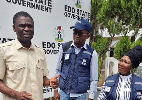 Deputy Governor of Edo State speaks with the WHO State Coordinator, as part of efforts to implement strong outbreak response. © WHO Nigeria