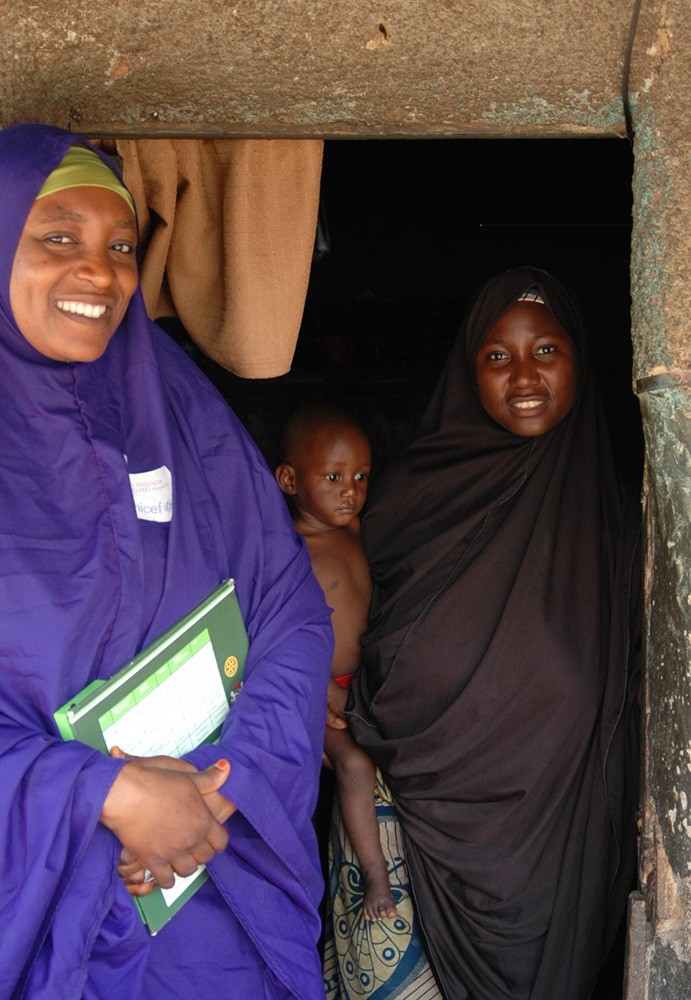 Zulaihatu Abdullahi, a volunteer community mobilizer in Kaduna State, goes door-to-door to ensure that every child is vaccinated against polio. © UNICEF Nigeria / Jasmine Pittenger