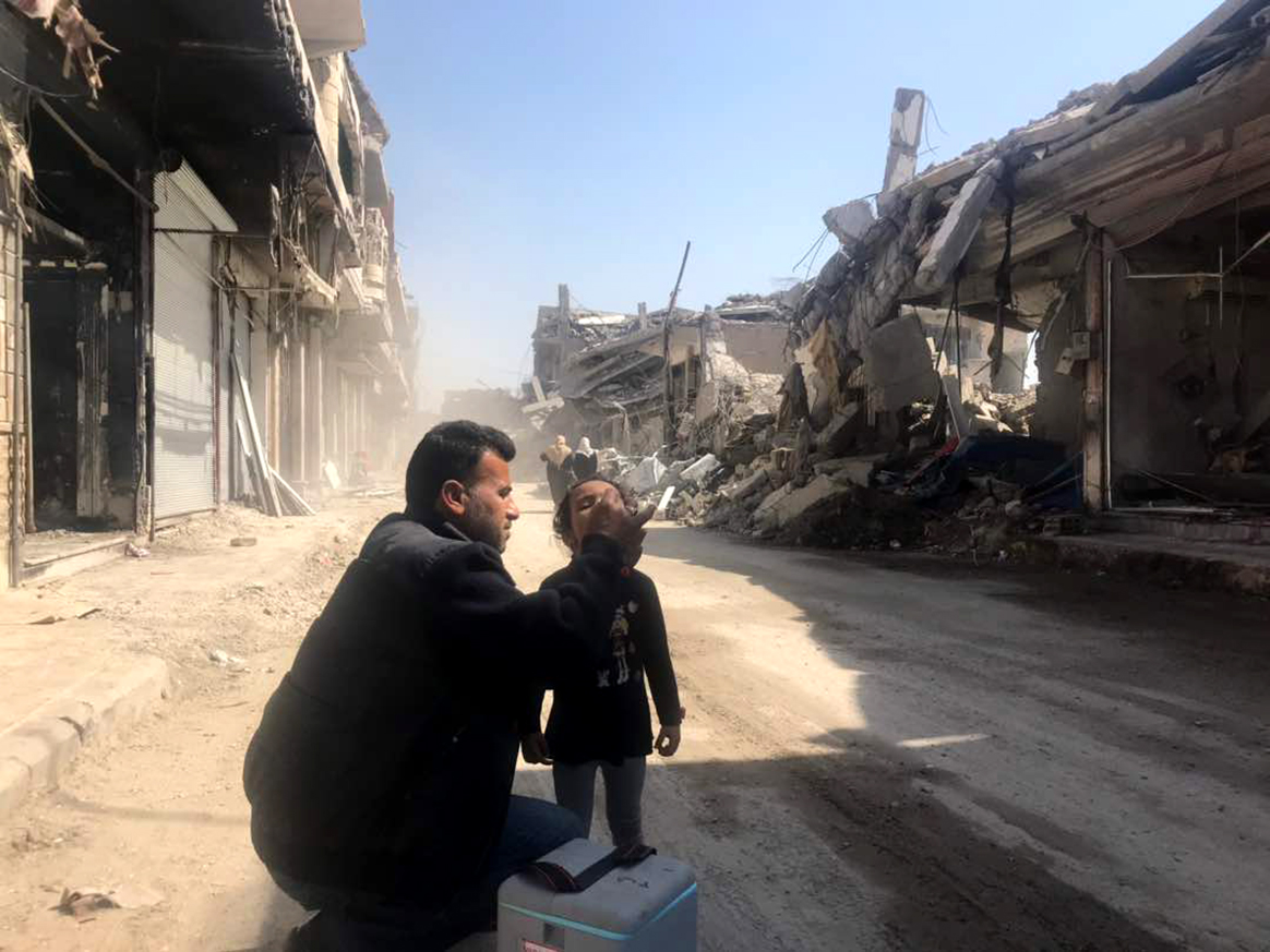 A child is vaccinated in Raqqa. The recent polio vaccination activity was the first to go ahead in the city since it became accessible again. © WHO Syria