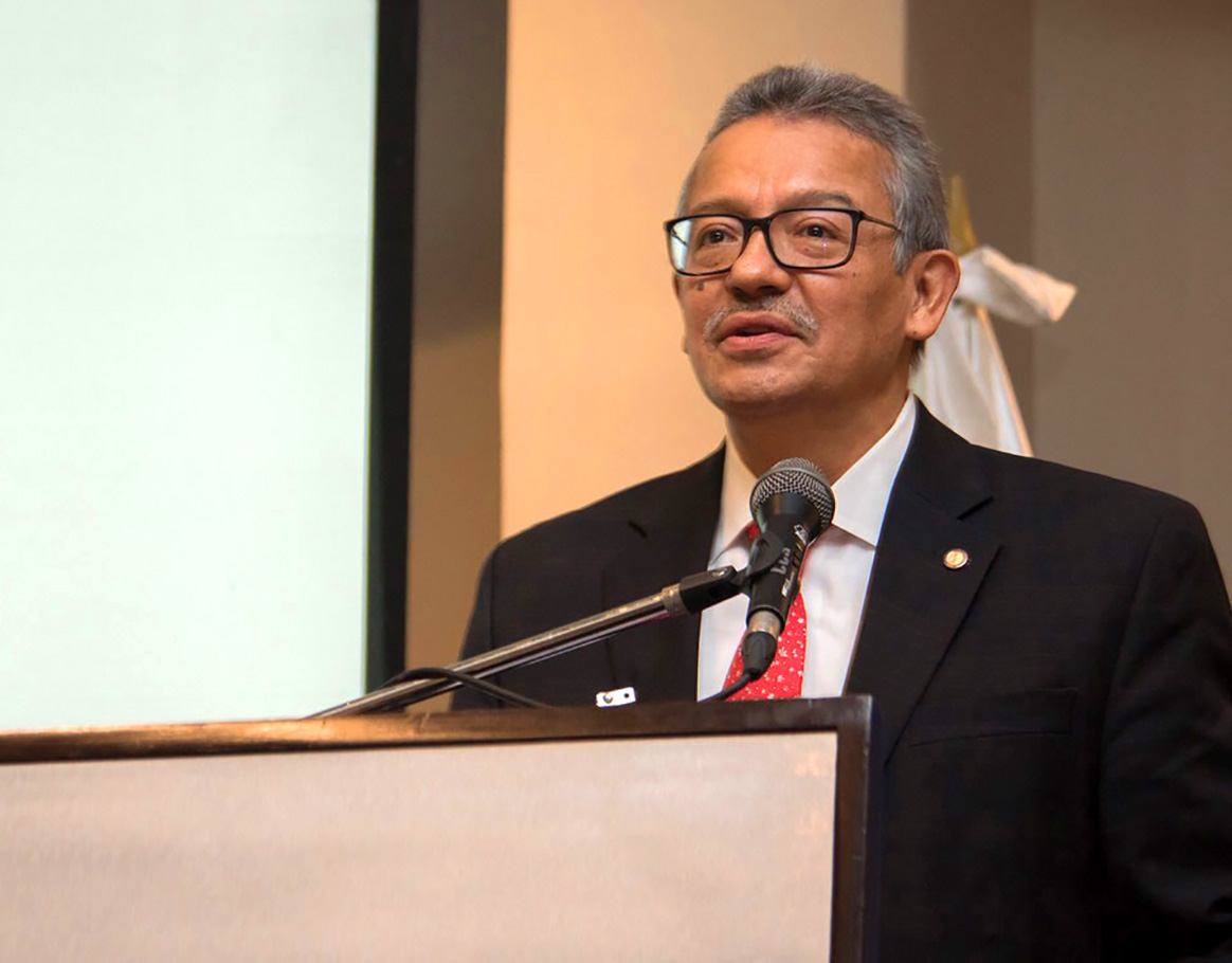 Cuauhtémoc Ruiz-Matus, Chief of the Comprehensive Family Immunization Unit at the Pan American Health Organization (PAHO), addressing the meeting. © WHO/PAHO