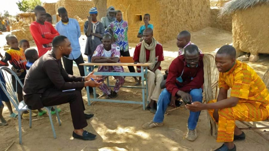 Reuben Opara Ngofa (left) of WHO’s Africa Regional Office helps roll out the real-time surveillance system in Burkina Faso. ©WHO/Reuben Ngofa