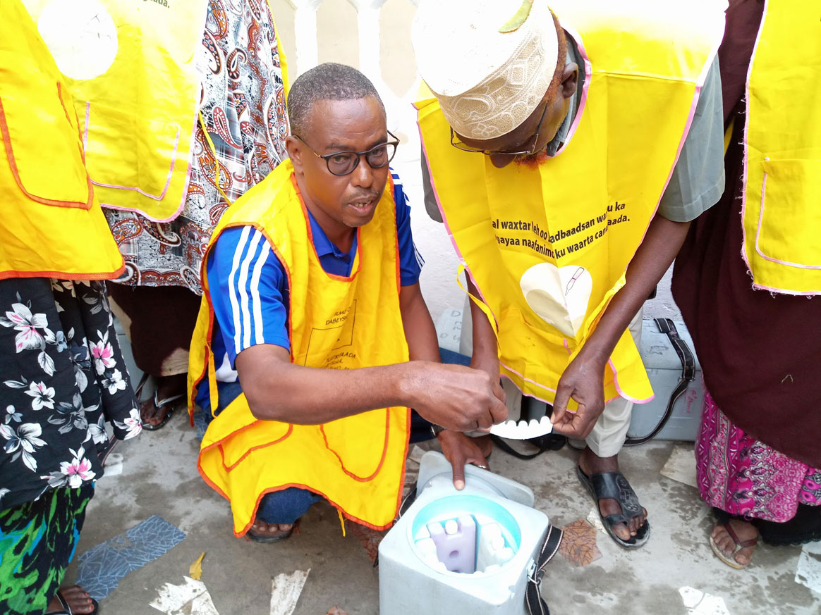 Through basketball, Mahamed engages the community in his work to end polio. ©WHO/Somalia