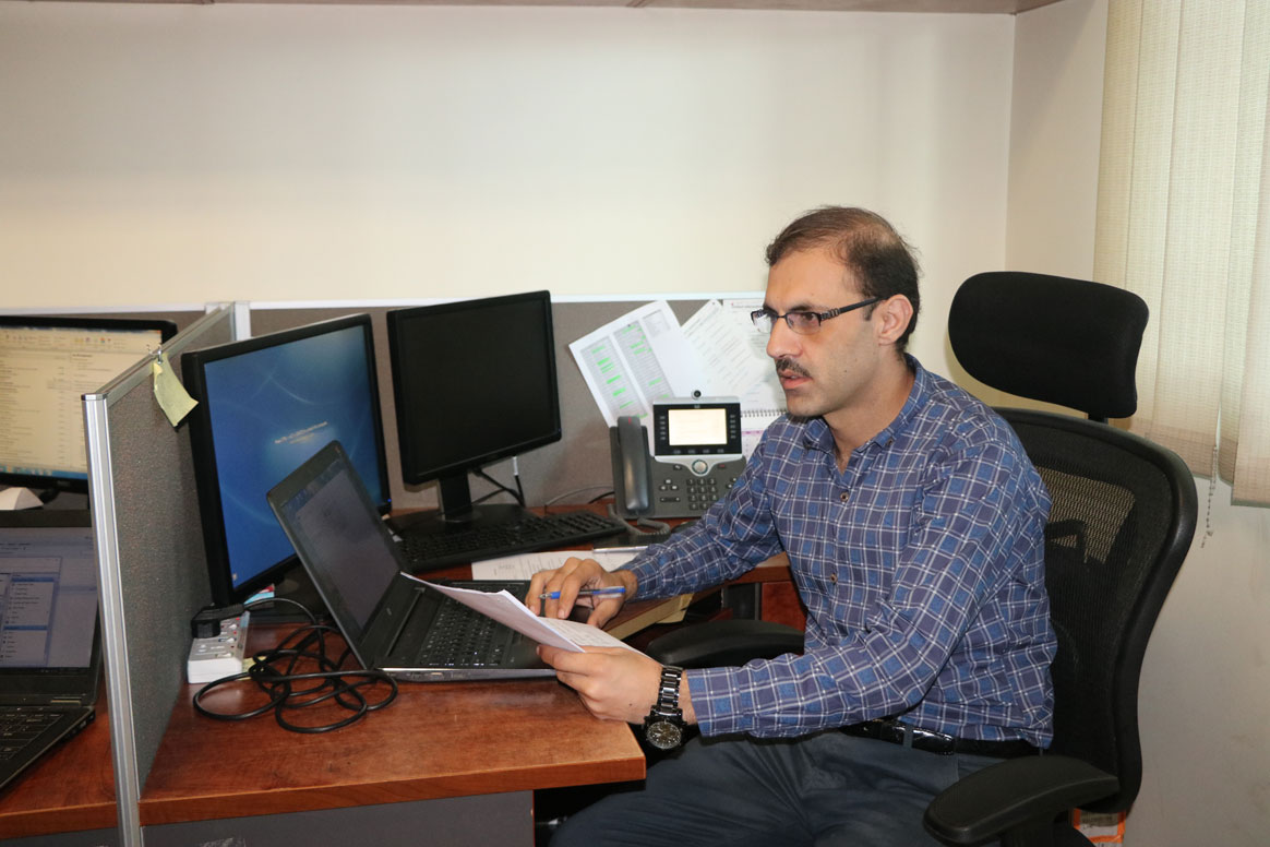 Waqar Ahmad, Technical Officer for Data at WHO Pakistan, analyzing data © Sadaf Kashif