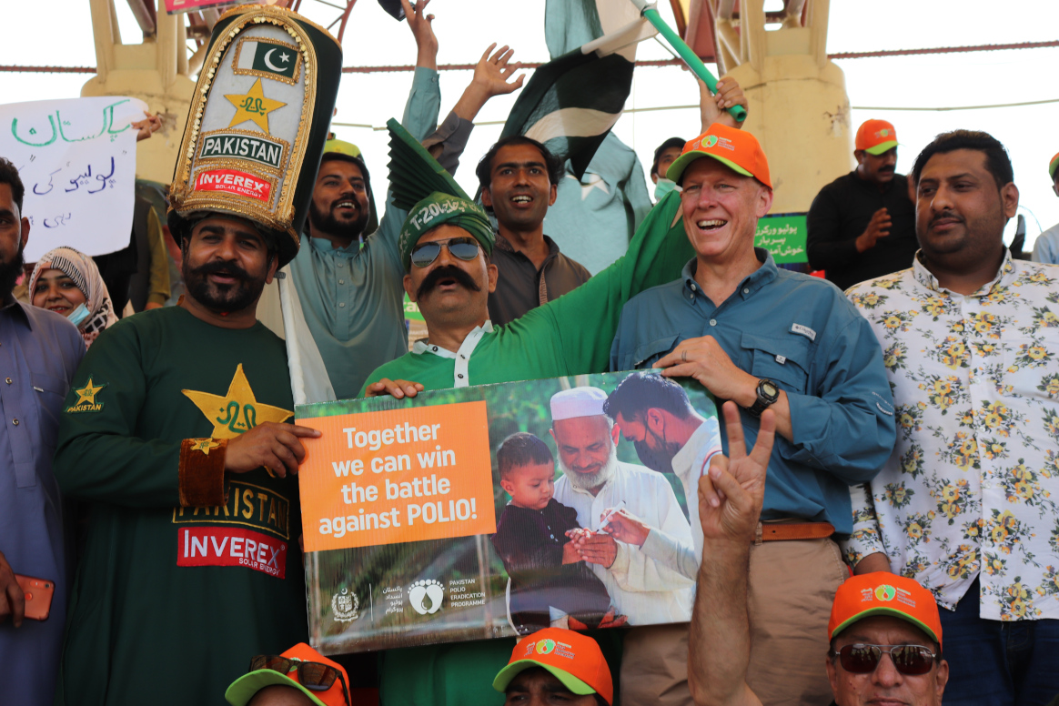 UNICEF Pakistan Polio Chief Hamish Young joins spectators at the stadium to advocate for polio eradication. © NEOCPakistan/2022