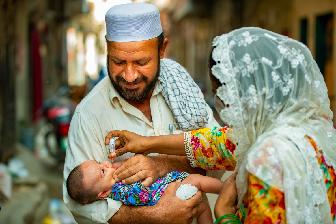 A child in Karachi receiving the polio vaccine. @WHO