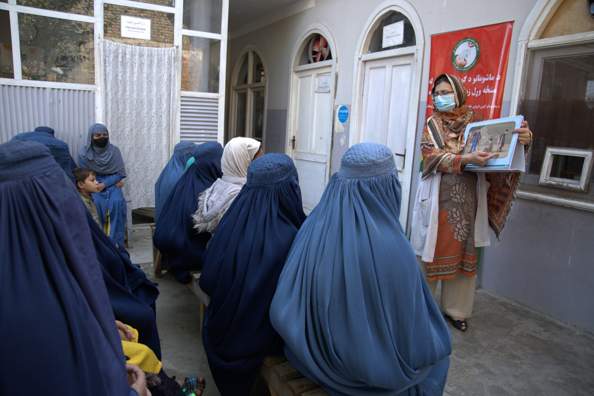 In Nangahar, eastern Afghanistan, Lailuma, a female mobiliser vaccinator (FMV), facilitating a session on polio, vaccine preventable diseases and child health with women in the locality. FMVs organize these kind of awareness sessions for women every day in hundreds of locations across the country – their role is crucial in reaching mothers and their children with vital health services and immunization against polio and other deadly diseases. © UNICEF/UNI530951/Karimi